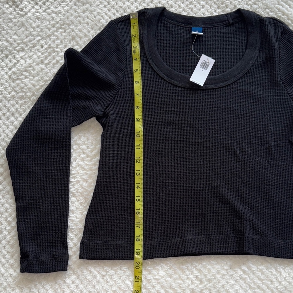 π π Womenβs Old Navy Black Waffle Long Sleeve Scoop Neck Top β Size XS - Picture 2 of 7
